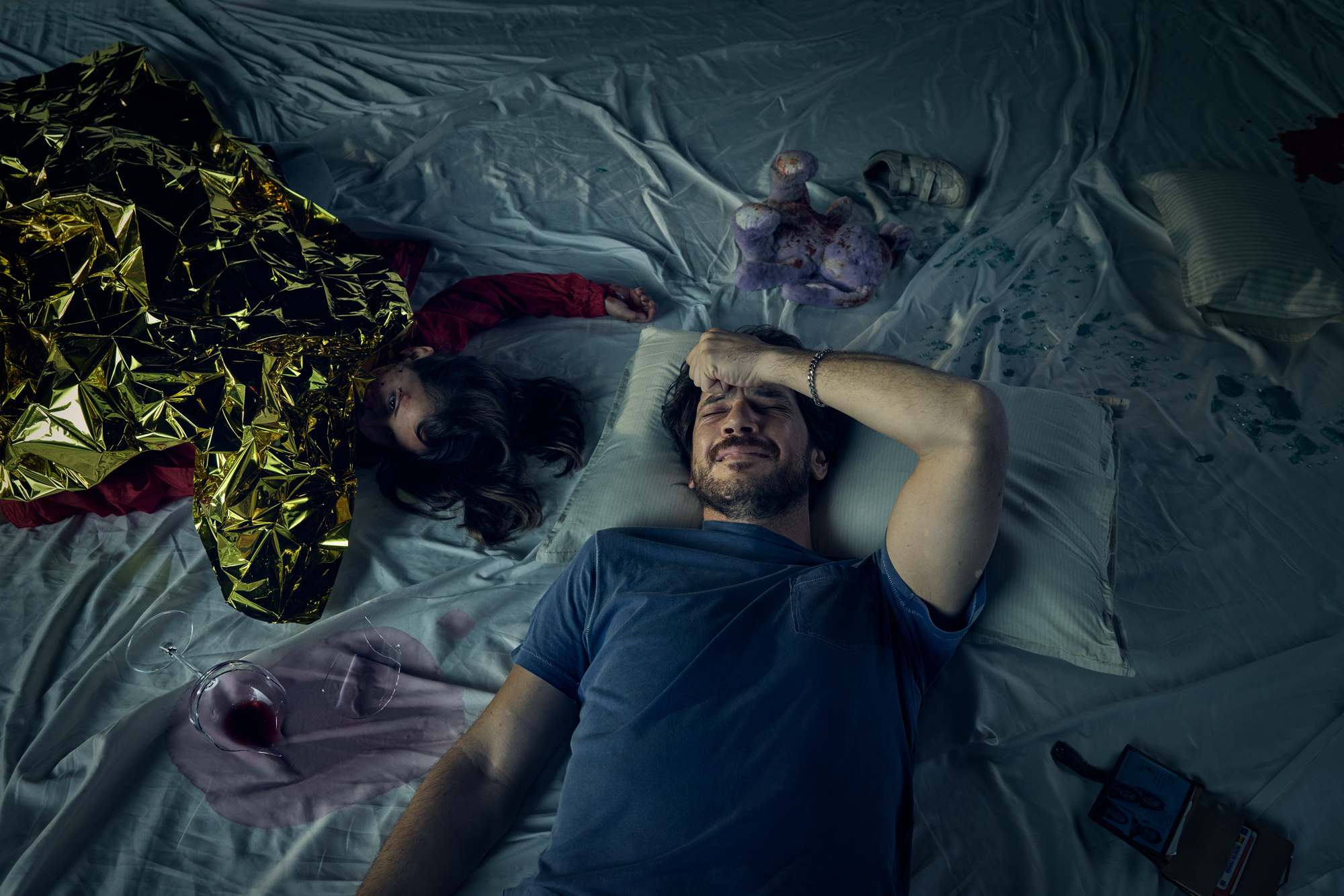 Hombre deprimido en una cama