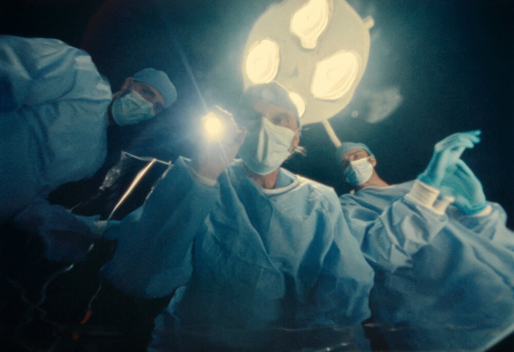 Médicos operando en quirofano